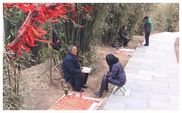 百家饭长大,算命先生断言他一人造福全村,他归来时村民们都落泪