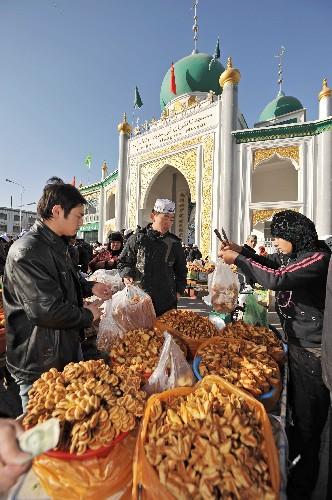 160; 12月9日,穆斯林群众在银川市南关清真大寺购买回族传统食品