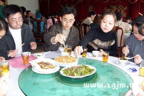 梦见请人吃饭_周公解梦梦到请人吃饭是什么意思_做梦梦见请人吃饭好不