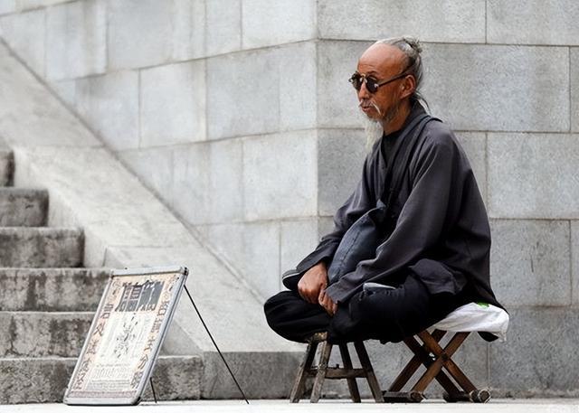 这刘瞎子算命很准,曾经有在中国各地巡回街头摆摊的经历