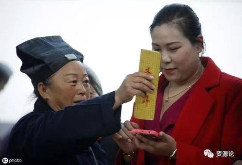 梦见神婆给自己算命(做梦梦见算命先生指点)