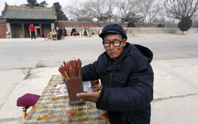 家庙前或马路两边每天都有五六位年逾古稀的算命师摆好行头等候游客