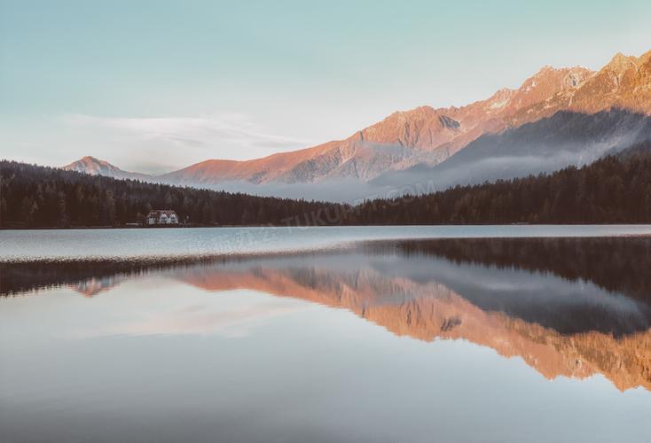 树林大山与风平浪静的湖水高清图片